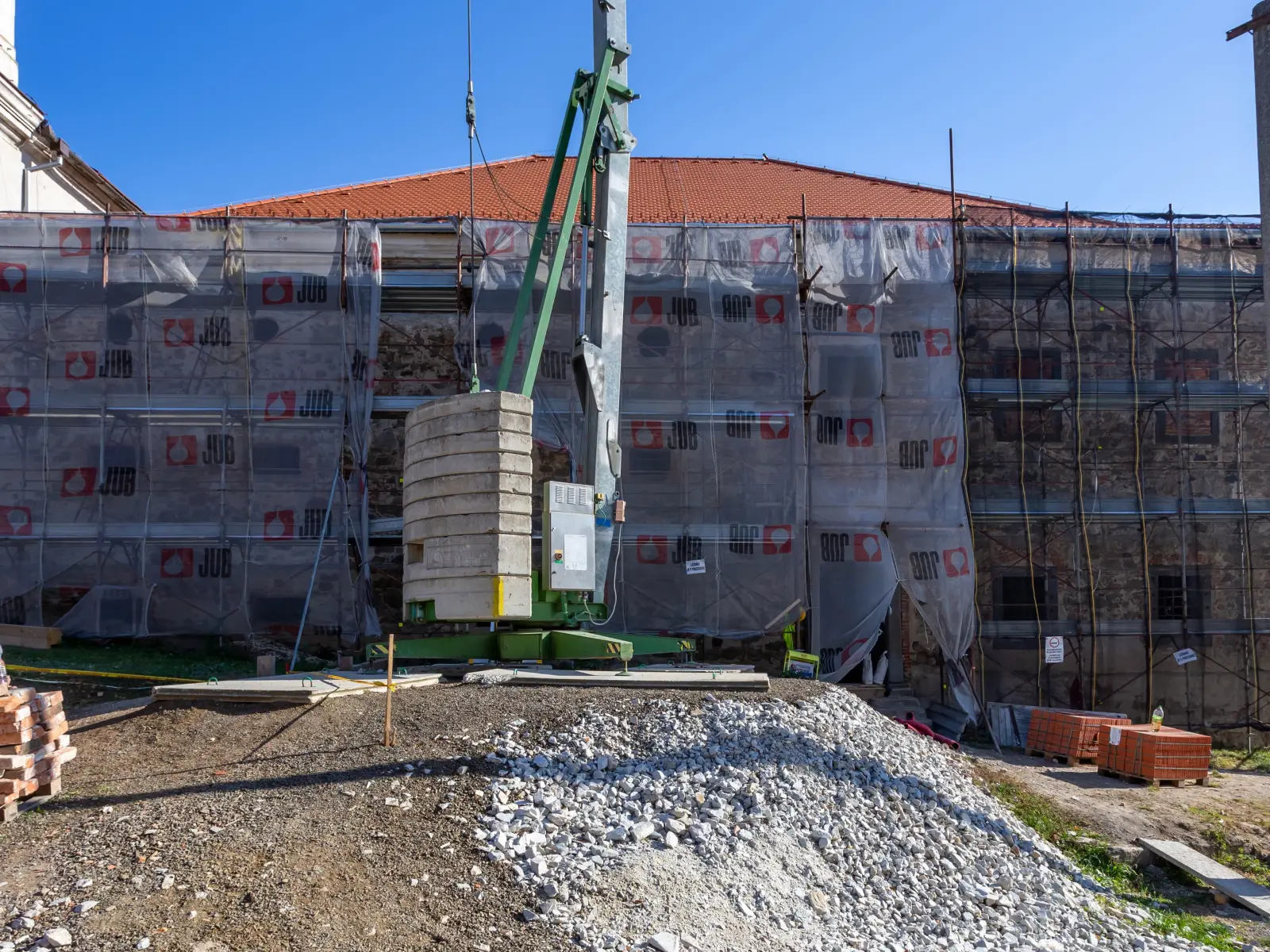 Stavia sa nová strecha Stavia sa nová strecha